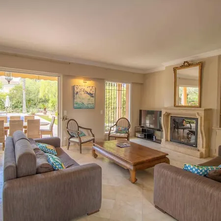 Spacious House With Pool In Saint-raphael