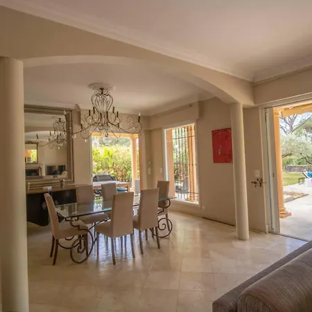 Spacious House With Pool In Saint-raphael *